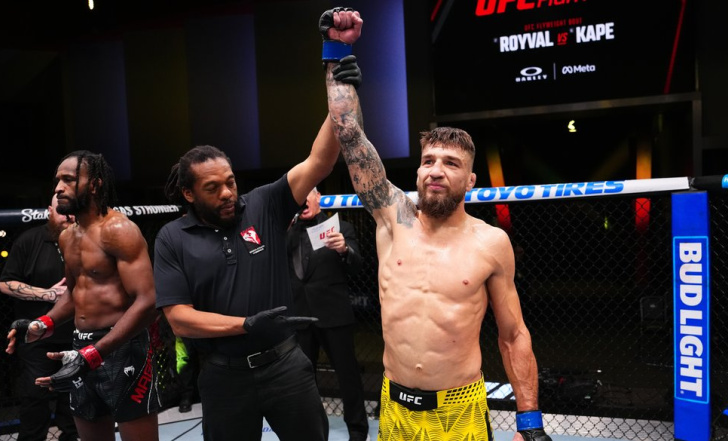 БОЄЦЬ ЗМІШАНИХ ЄДИНОБОРСТВ ЯРОСЛАВ АМОСОВ ВИГРАВ ДЕБЮТНИЙ БІЙ У UFC